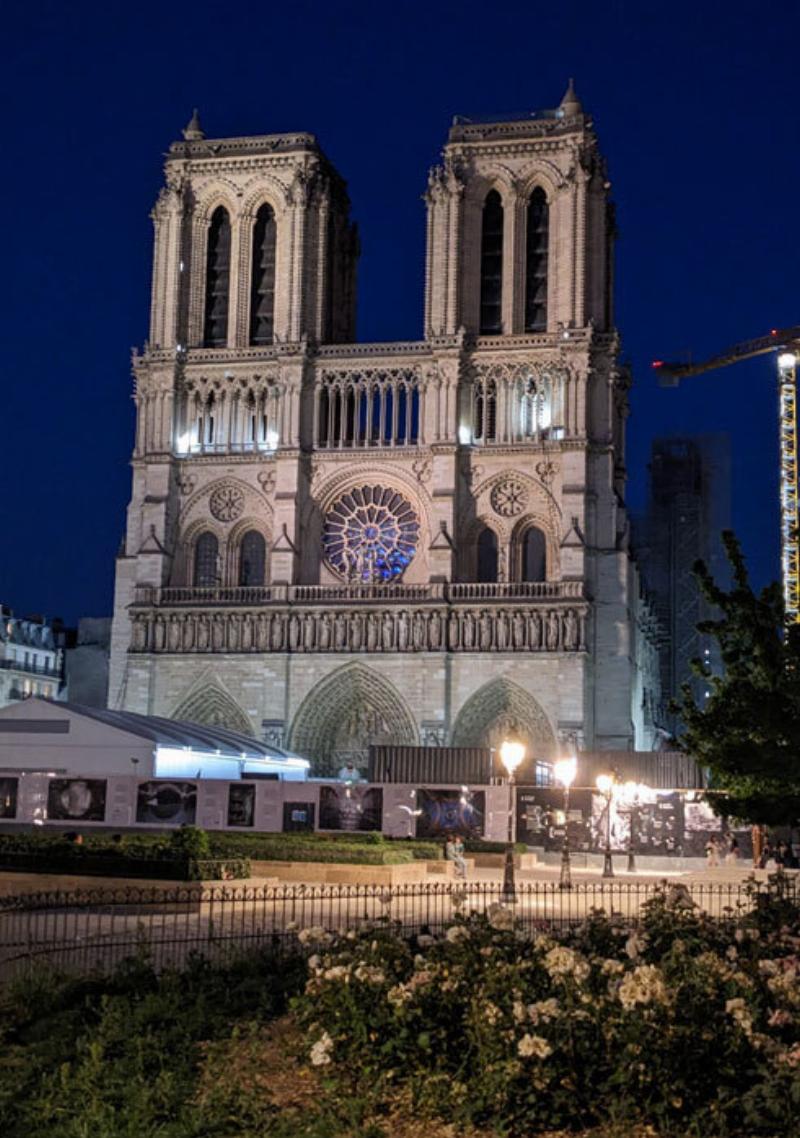 Les vitraux éclatants de la Sainte-Chapelle, un chef-d’œuvre parmi les églises catholiques de Paris, illustrant l’art gothique rayonnant.